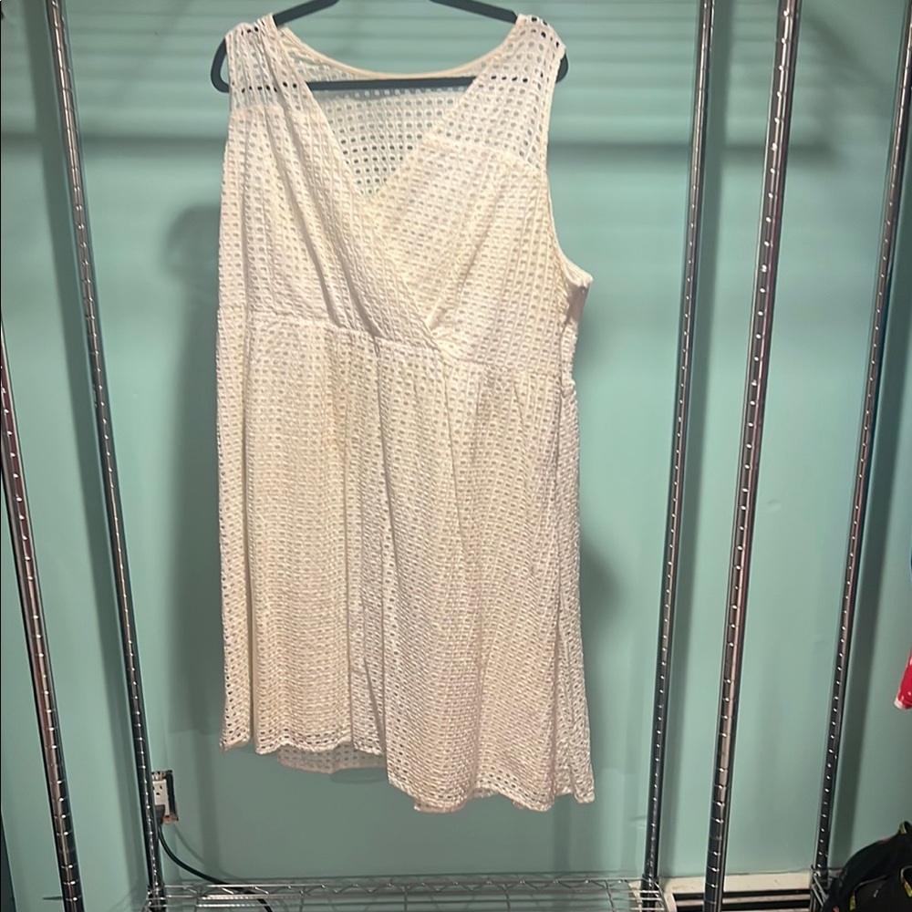 Elegant White Sleeveless Dress
